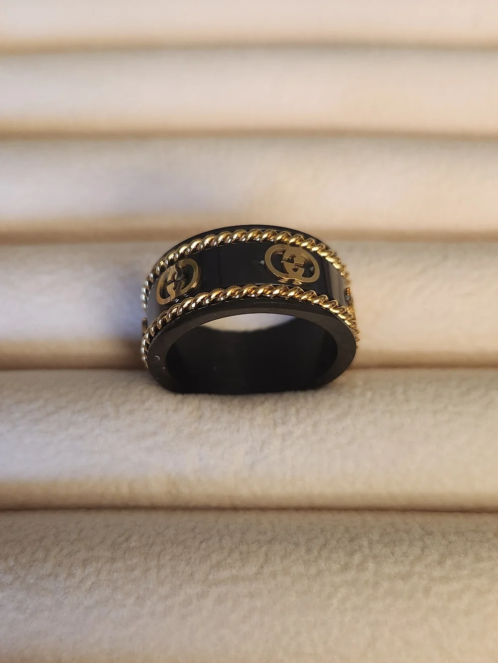 GUCCI GG Black and Gold Logo Band Size 9 Ring Unisex - Picture 1 of 4